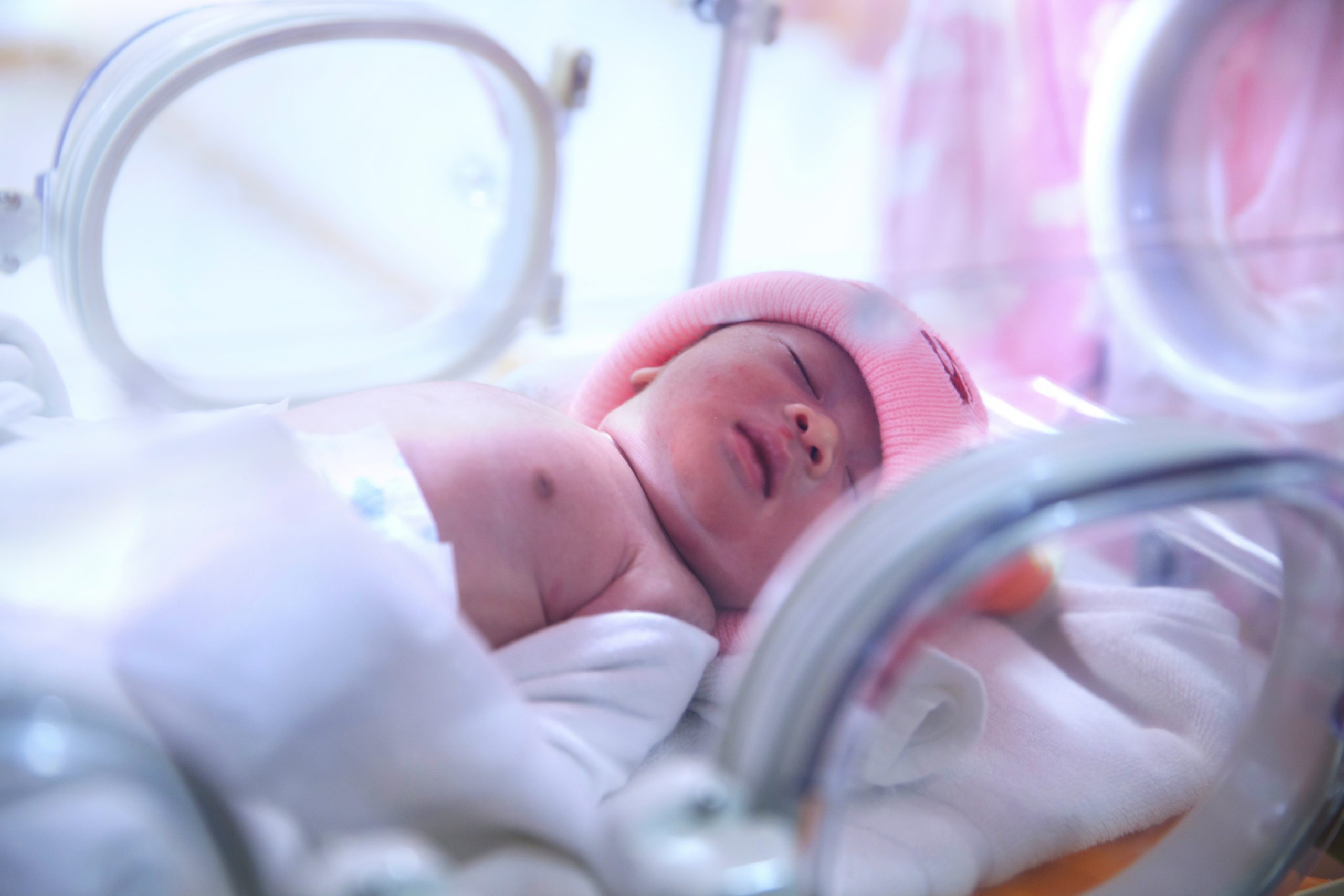 Ребенок родился в 6 месяцев. Новорожденные недоношенные в кювезах.