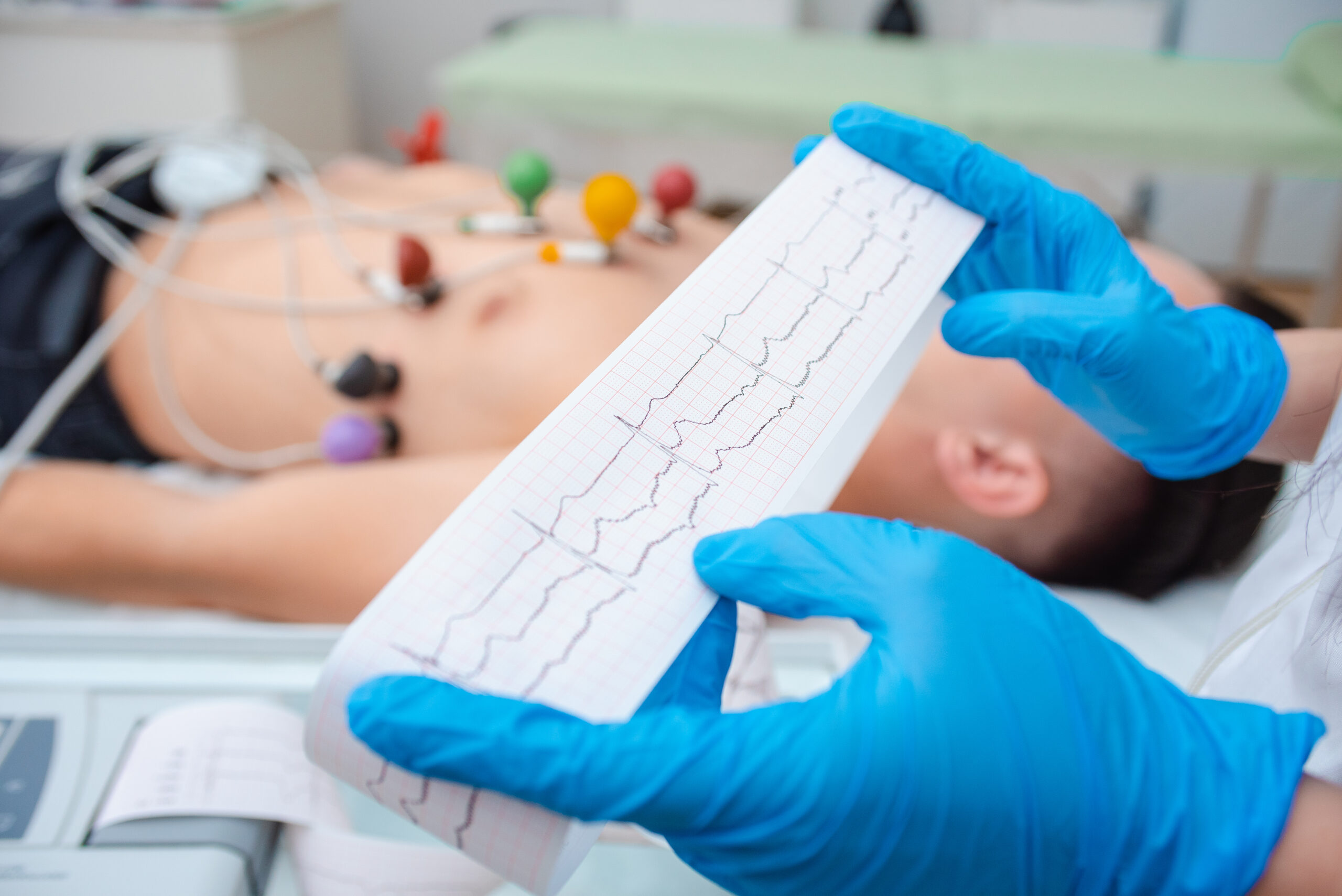 ผู้ชายกำลังรับการตรวจคลื่นไฟฟ้าหัวใจ (EKG)