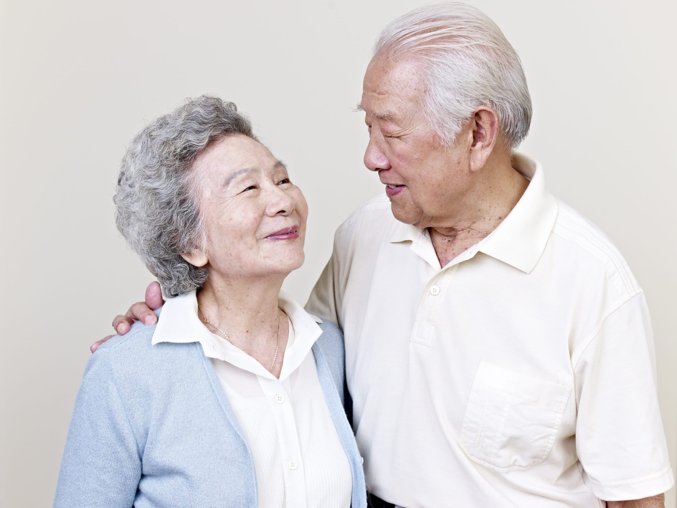Пожилые азиаты. Пожилые люди азиаты. Пенсионеры азиаты. Пожилой казах. Корейские бабушки и дедушки.